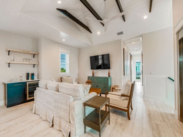 Luxury 6 Bedroom Home with Pool and Spa