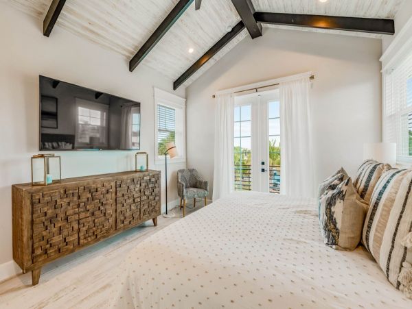 Luxury 6 Bedroom Home with Pool and Spa