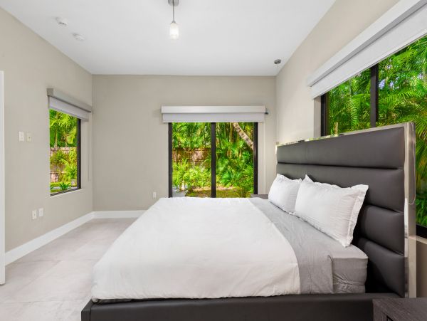 Miami Luxury  Vacation Rental Sleeps Ten Guests