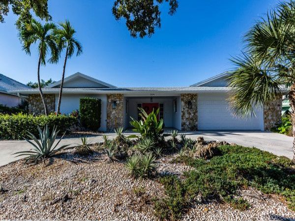 Beautiful 4 Bedroom Home with Private Pool on Marco Island