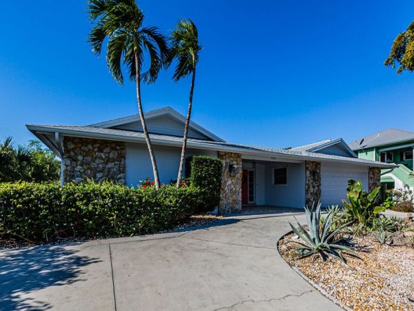 Beautiful 4 Bedroom Home with Private Pool on Marco Island