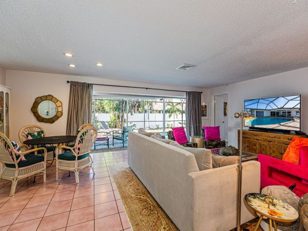 Beautiful 4 Bedroom Home with Private Pool on Marco Island