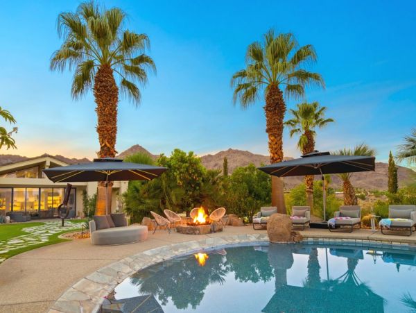 Palm Desert Stunning Luxury Pool Villa & Spa Sleeps 17
