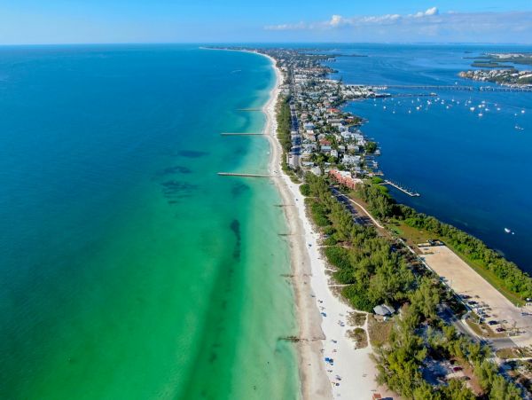 Charming Two Bedroom Vacation Rental with Communal Pool
