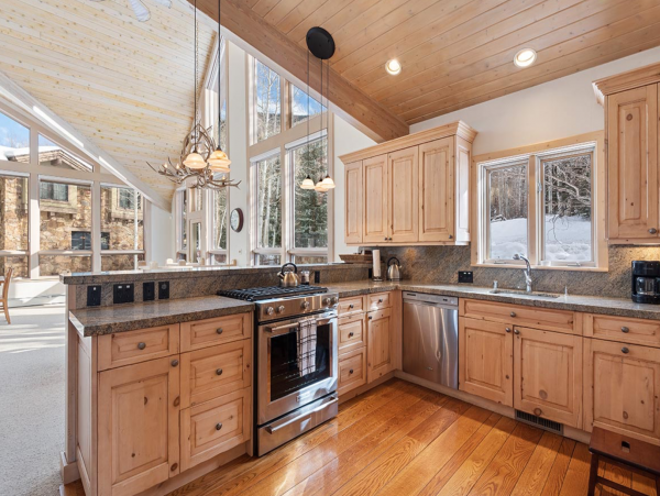 Beautiful 4 Bedroom Home Sleeps 10 Guests in Vail