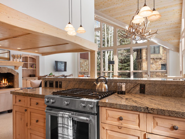 Beautiful 4 Bedroom Home Sleeps 10 Guests in Vail
