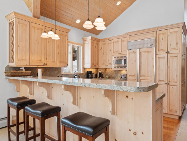 Beautiful 4 Bedroom Home Sleeps 10 Guests in Vail
