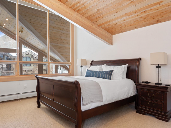 Beautiful 4 Bedroom Home Sleeps 10 Guests in Vail