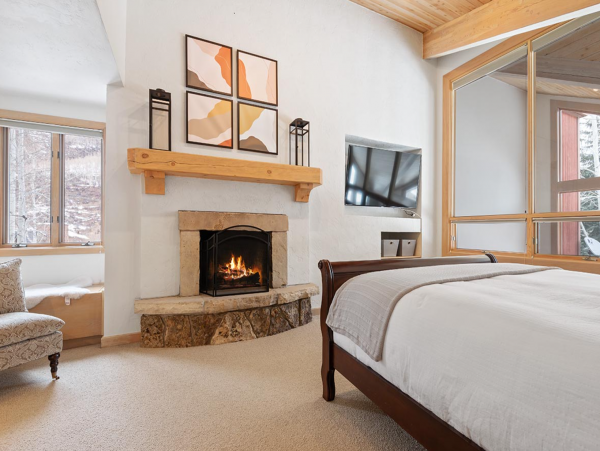 Beautiful 4 Bedroom Home Sleeps 10 Guests in Vail