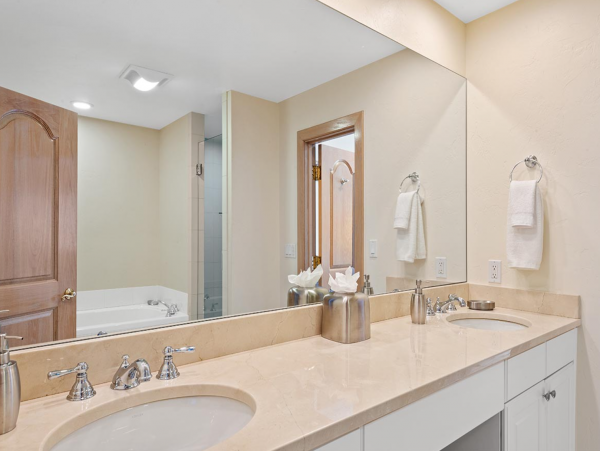 Beautiful 4 Bedroom Home Sleeps 10 Guests in Vail