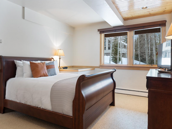 Beautiful 4 Bedroom Home Sleeps 10 Guests in Vail