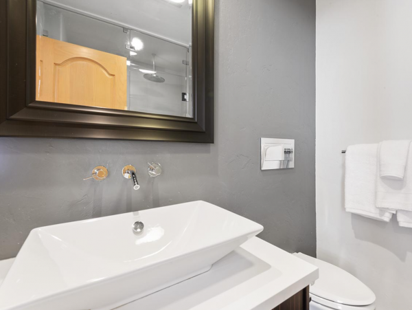 Beautiful 4 Bedroom Home Sleeps 10 Guests in Vail