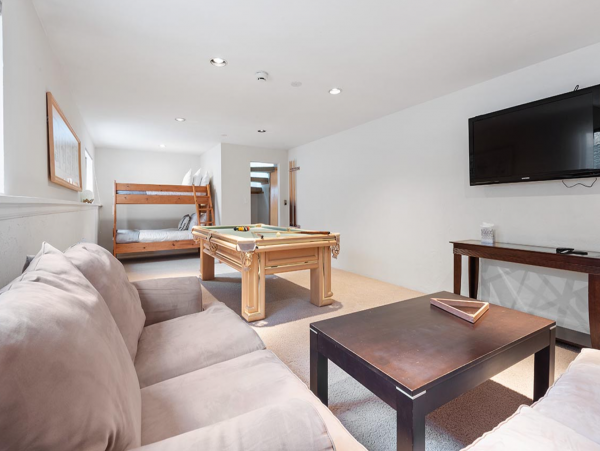 Beautiful 4 Bedroom Home Sleeps 10 Guests in Vail