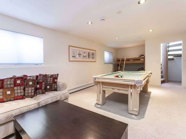 Beautiful 4 Bedroom Home Sleeps 10 Guests in Vail