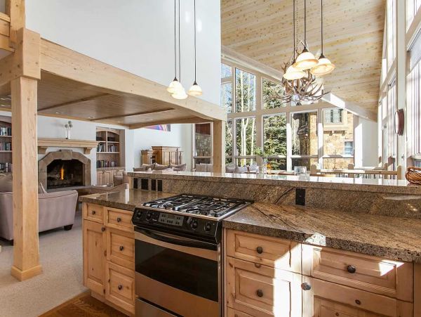 Beautiful 4 Bedroom Home Sleeps 10 Guests in Vail