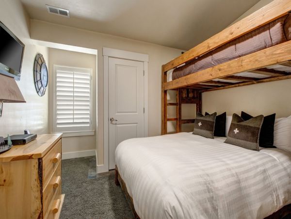 Park City Vacation Home with Private Hot Tub & Summer Pool