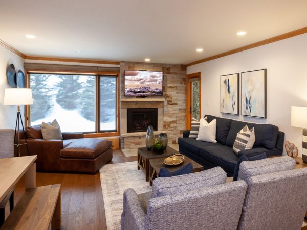 Beautiful Vail Condo with Communal Hot Tub Walk to Lift
