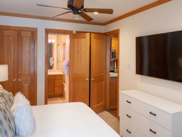 Beautiful Vail Condo with Communal Hot Tub Walk to Lift