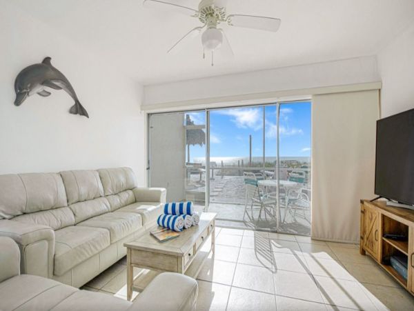 On Beach One Bedroom Condo with Communal Pool in Holmes Beach