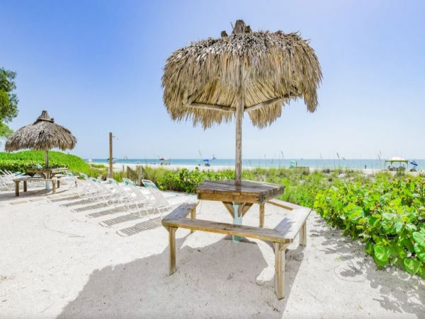 On Beach One Bedroom Condo with Communal Pool in Holmes Beach