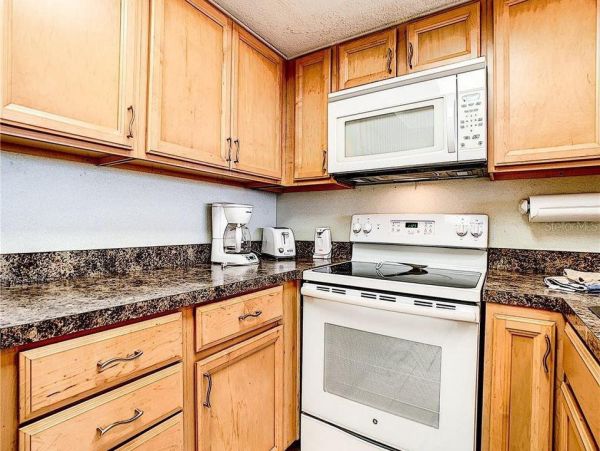 On Beach One Bedroom Condo with Communal Pool in Holmes Beach