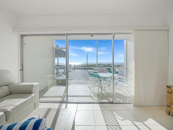 On Beach One Bedroom Condo with Communal Pool in Holmes Beach
