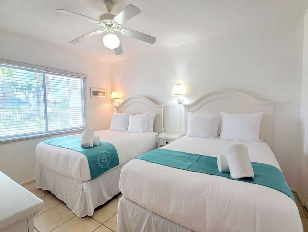 On Beach One Bedroom Condo with Communal Pool in Holmes Beach