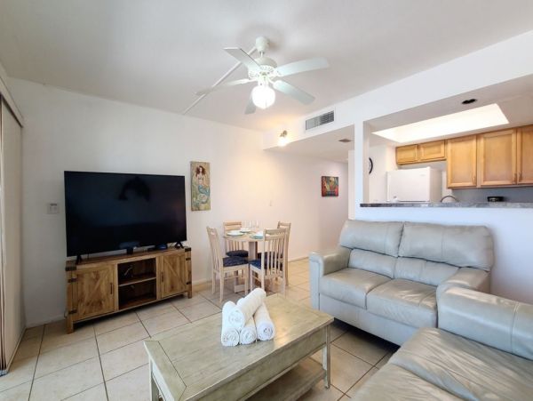 On Beach One Bedroom Condo with Communal Pool in Holmes Beach