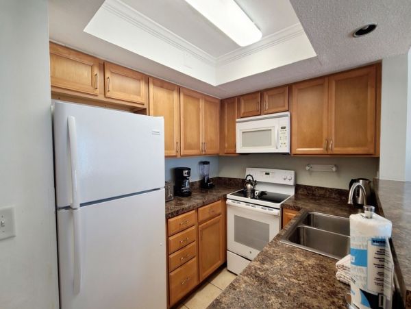 On Beach One Bedroom Condo with Communal Pool in Holmes Beach