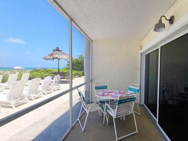 On Beach One Bedroom Condo with Communal Pool in Holmes Beach
