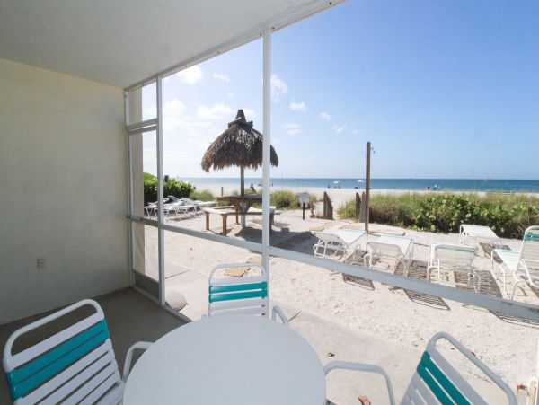 On Beach One Bedroom Condo with Communal Pool in Holmes Beach