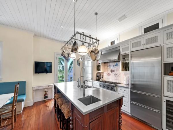 Luxurious Six Bedroom Bahama Pool Villa On the Beach