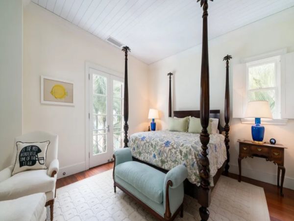 Luxurious Six Bedroom Bahama Pool Villa On the Beach