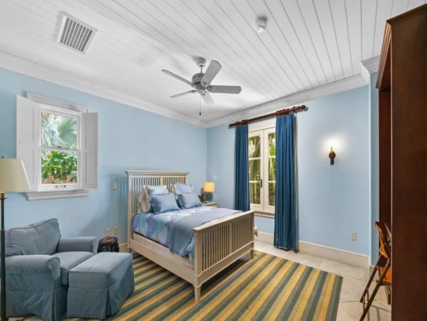Luxurious Six Bedroom Bahama Pool Villa On the Beach