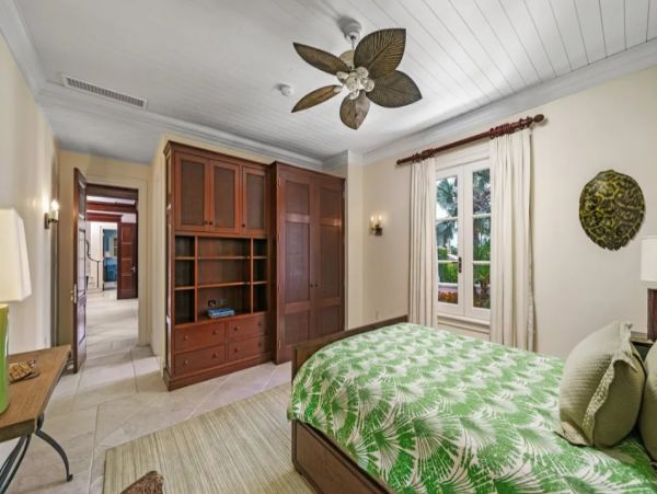 Luxurious Six Bedroom Bahama Pool Villa On the Beach