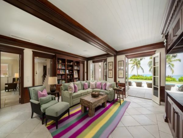 Luxurious Six Bedroom Bahama Pool Villa On the Beach