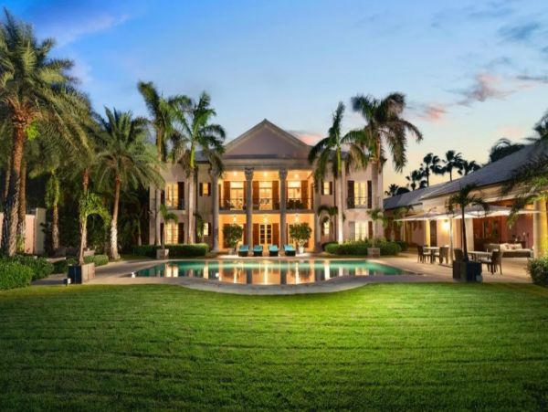 Luxurious Six Bedroom Bahama Pool Villa On the Beach