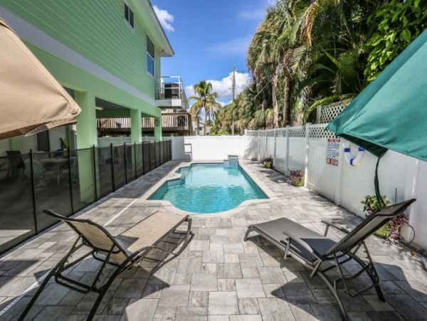 Fort Myers Vacation Home Sleeps 9 Short Walk to Beach