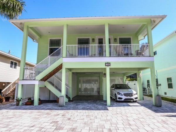 Fort Myers Vacation Home Sleeps 9 Short Walk to Beach