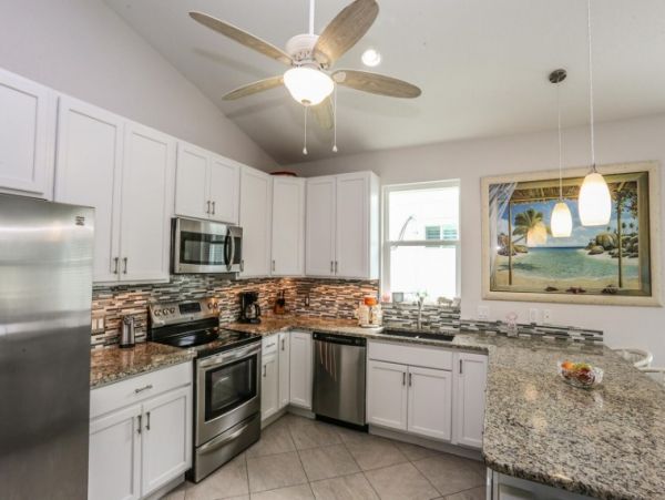 Fort Myers Vacation Home Sleeps 9 Short Walk to Beach