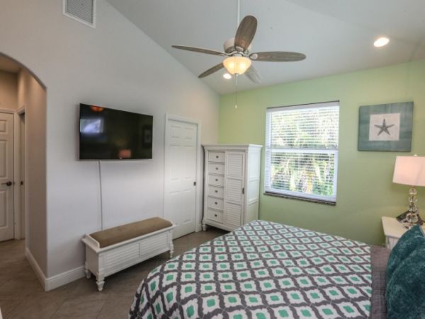 Fort Myers Vacation Home Sleeps 9 Short Walk to Beach