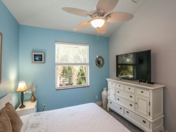 Fort Myers Vacation Home Sleeps 9 Short Walk to Beach