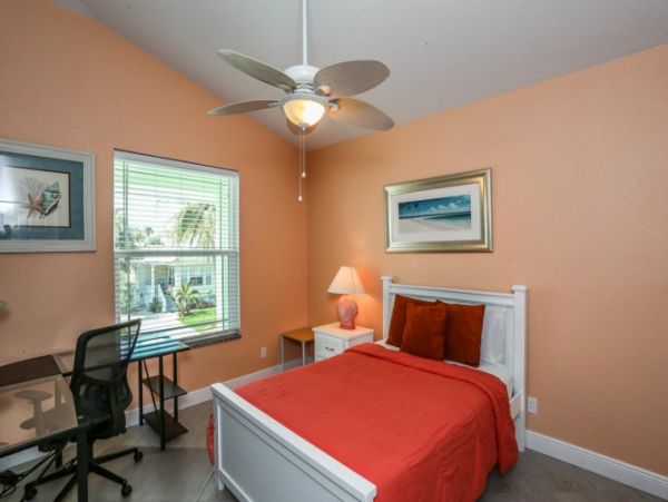 Fort Myers Vacation Home Sleeps 9 Short Walk to Beach