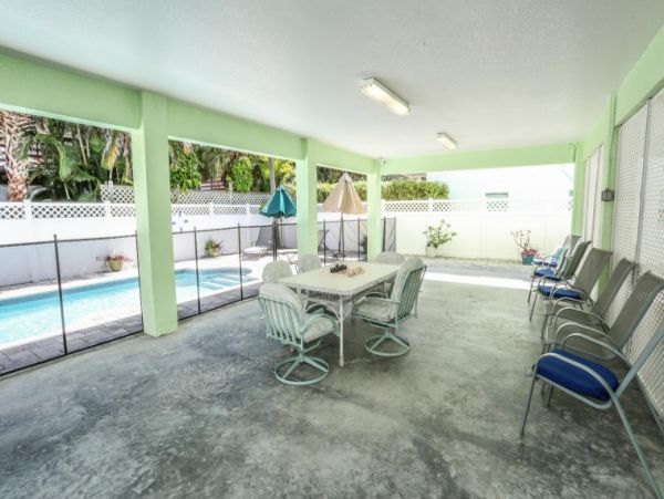 Fort Myers Vacation Home Sleeps 9 Short Walk to Beach