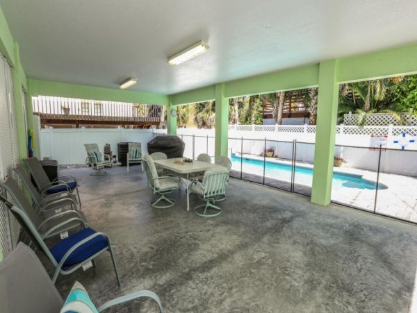 Fort Myers Vacation Home Sleeps 9 Short Walk to Beach