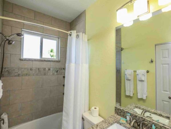 Fort Myers Vacation Home Sleeps 9 Short Walk to Beach