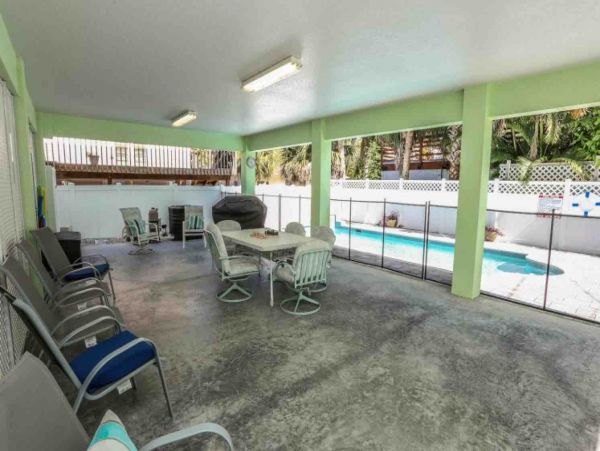 Fort Myers Vacation Home Sleeps 9 Short Walk to Beach