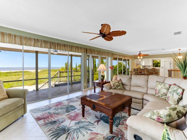 Beautiful Vacation Rental Home with Beach Access Sleeps 10