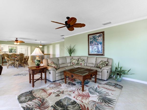 Beautiful Vacation Rental Home with Beach Access Sleeps 10