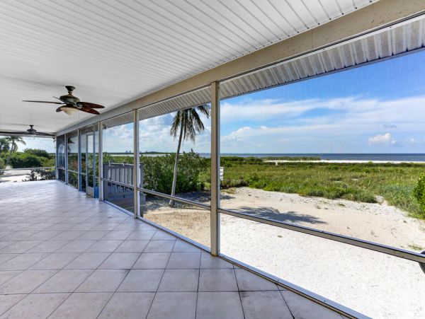 Beautiful Vacation Rental Home with Beach Access Sleeps 10